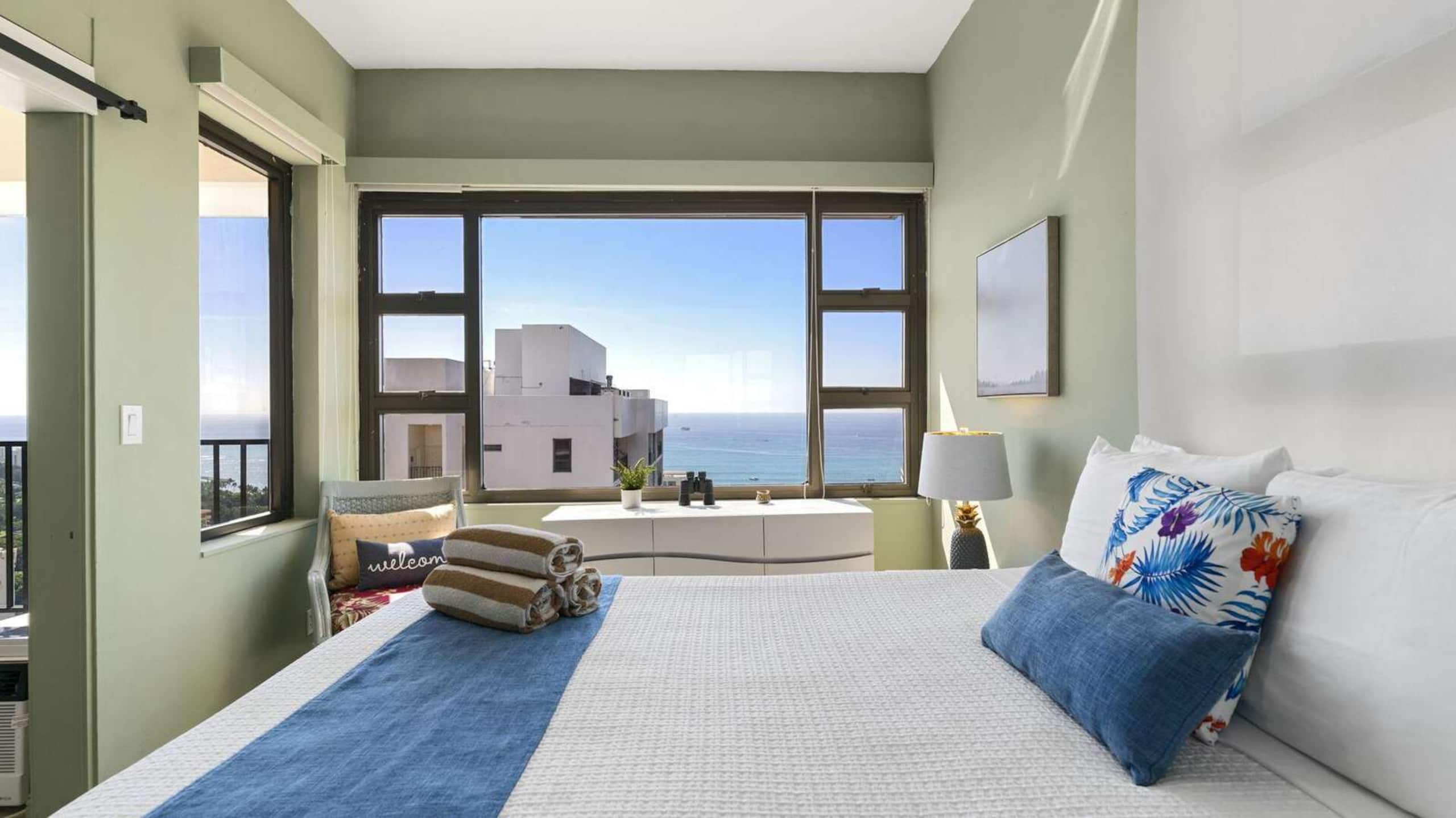 38th Fl Waikiki Banyan | King | AC | Parking - Image 2