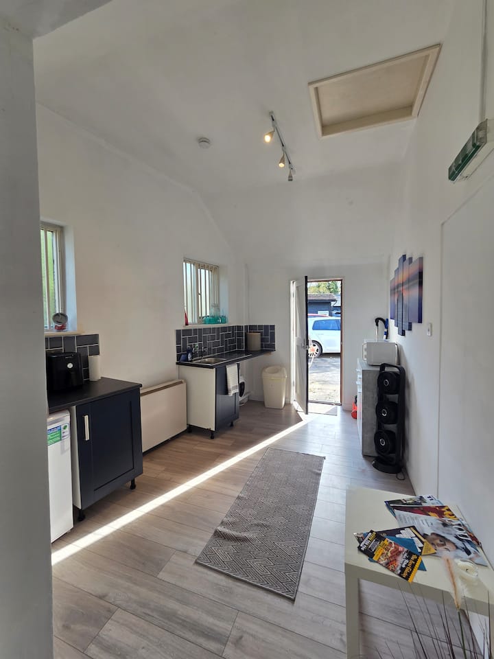 Air Bnb Within 1 Mile Of Stansted Airport-meadows - London Stansted Airport (STN)