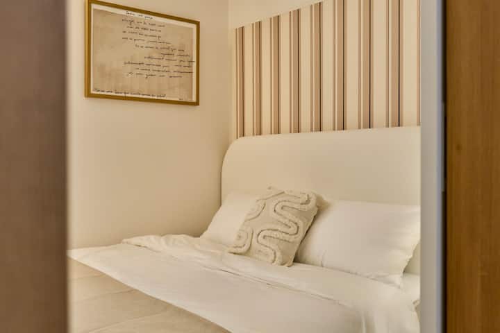 De slaapkamer is klein maar gezellig, met beddengoed in hotelstijl, subtiele verlichting en gezellige accessoires die alleen 'rust' toestaan.
In de buurt van de populaire plekken Gangnam en Sinsa-dong en het Mekka van beroemdheden, Sinsa Station,
Geniet tegelijkertijd van een rustige rust en een sensationeel verblijf.