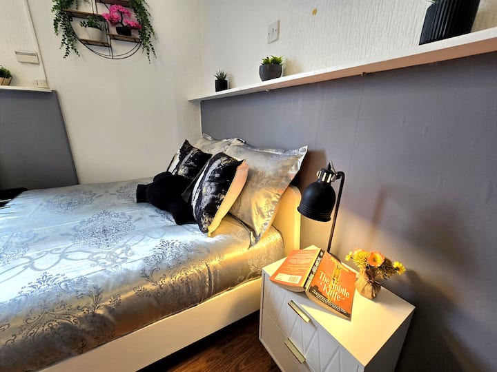 La cálida lámpara de cabecera en cada dormitorio proporciona una iluminación acogedora para leer o relajarse mientras se ve la televisión, perfecta para turistas, viajeros solitarios y huéspedes de ocio que buscan comodidad y una sensación de hogar lejos del hogar.