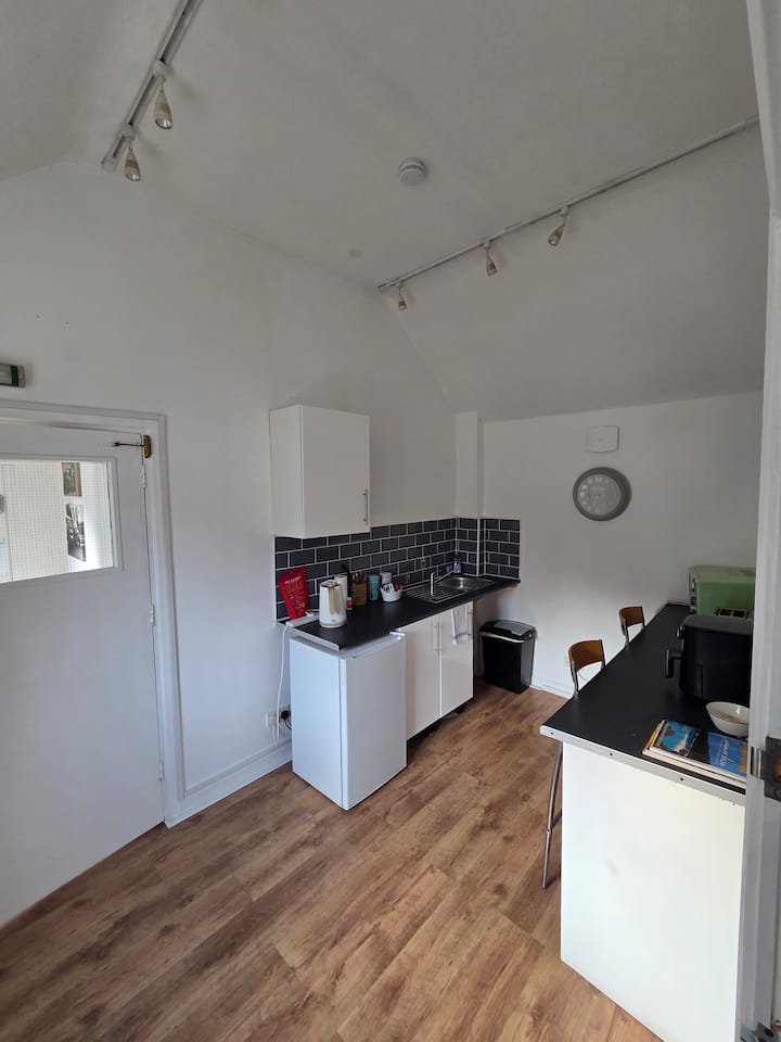Air Bnb Within 1 Mile Of Stansted Airport-dairy2 - Aéroport de Londres Stansted (STN)