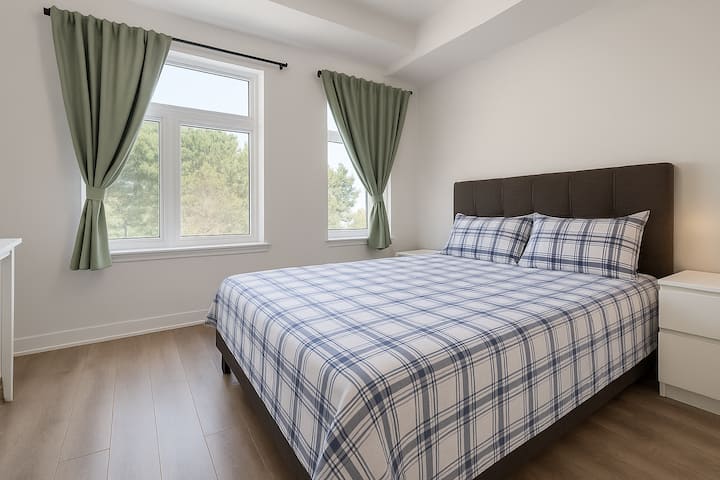 Bright  Clean Queen Bed Room Ttc Shops Steps Away - Markham
