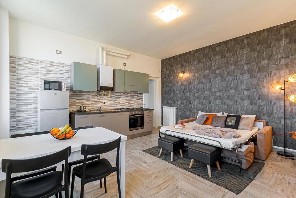 غرفة معيشة مع سرير أريكة ومطبخ مجهز بالكامل.