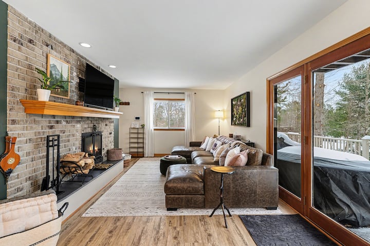 Luxury Spa Retreat W/game Room, Saunas, & Hot Tub - Beaverton, MI