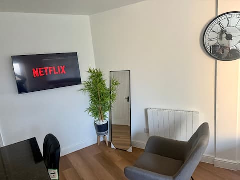 Popular Airbnb listing: Charming Garden Guesthouse with Free Parking in Wokingham