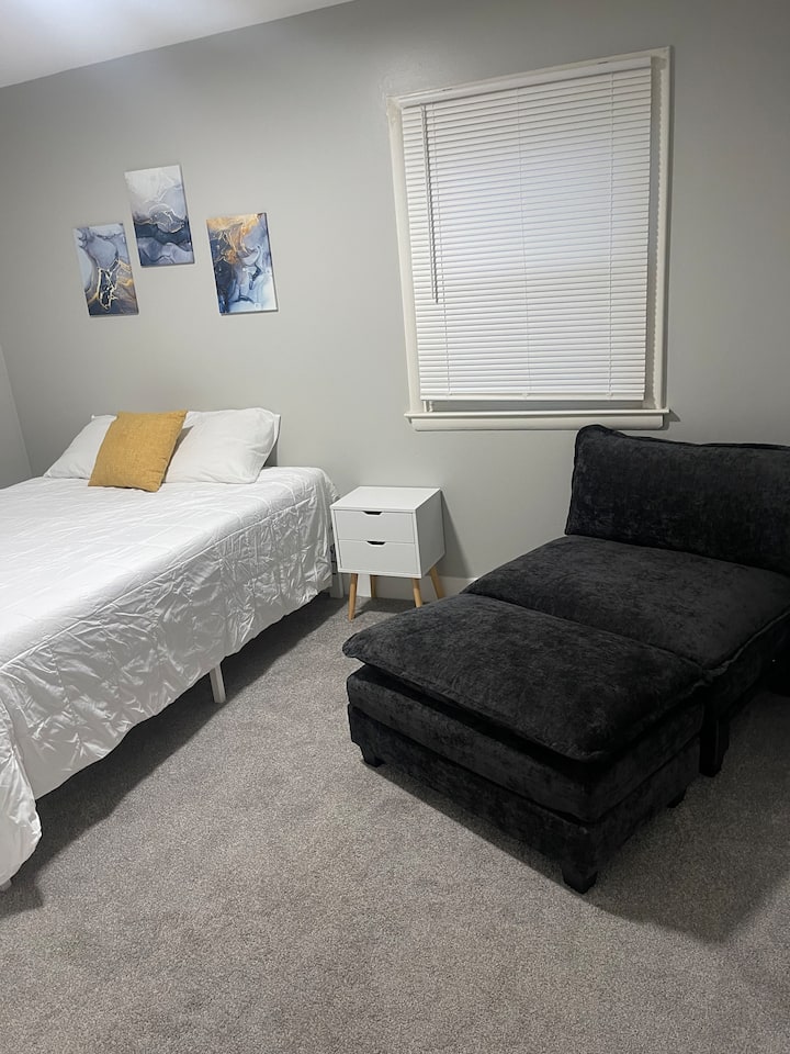 เตียงควีนไซส์และโซฟาเลานจ์