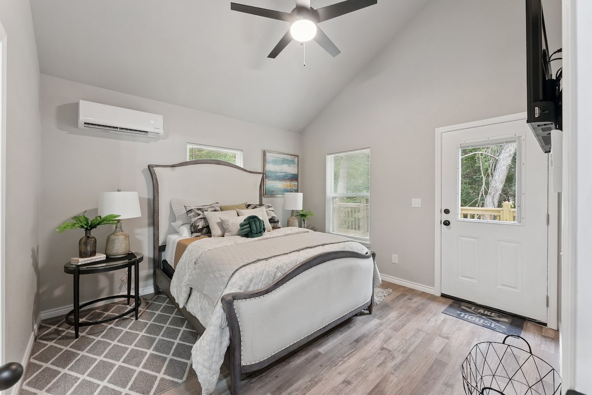 Dormitorio 1 Vestidor Baño privado Almacenamiento de ropa de cama Portaequipajes TV de 47" Moderno|Lago|Golf|Netflix|Bosque|Naturaleza|Apto para familias|Tranquilo|Texas|Autorregistro|Wifi