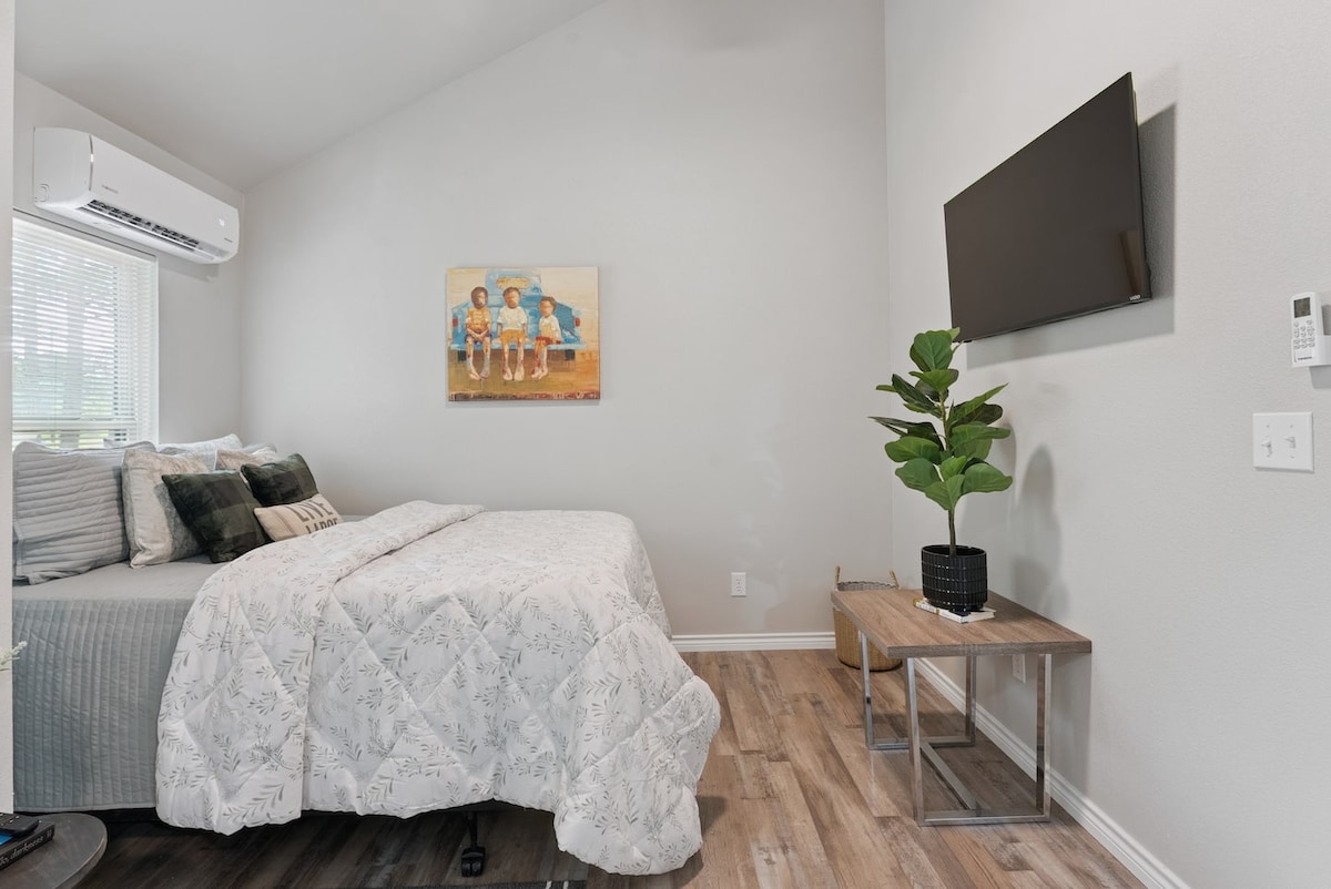 Donde dormirás. El dormitorio 2 cuenta con una cama tamaño king, TV y aire acondicionado, en un espacio limpio y cómodo de temática blanca diseñado para una estancia tranquila. Moderno|Lago|Golf|Netflix|Bosque|Naturaleza|Apto para familias|Tranquilo|Texas|Acceso sin restricción de horario|Wifi