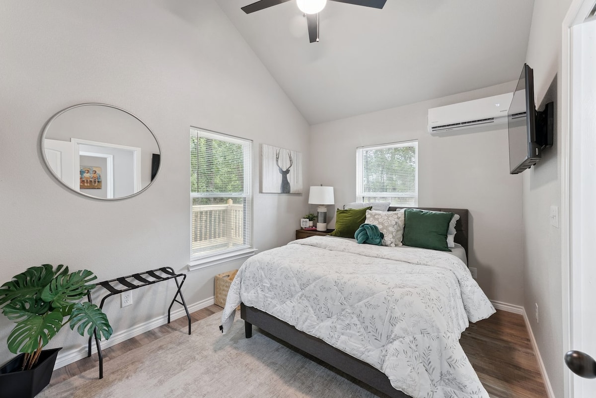 El dormitorio 3 ofrece una cama tamaño king, TV, aire acondicionado, ventilador de techo y un elegante espejo, luminoso, acogedor y perfecto para relajarse. Moderno|Lago|Golf|Netflix|Bosque|Naturaleza|Apto para familias|Tranquilo|Texas|Acceso sin restricción de horario|Wifi