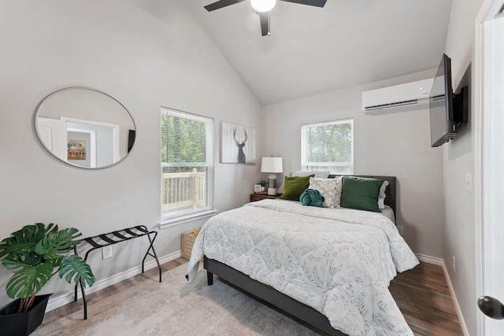 საძინებელი 3 სთავაზობს 183×213 სმ ზომის საწოლს, ტელევიზორს, კონდიციონერს, ჭერის ვენტილატორსა და ელეგანტურ სარკეს — ნათელი, მყუდრო და დასასვენებლად იდეალური. თანამედროვე|ტბა|გოლფი|Netflix|ტყე|ბუნება|ოჯახებისთვის შესაფერისი|მშვიდი|ტეხასი|დამოუკიდებელი დაბინავება|Wi‑Fi