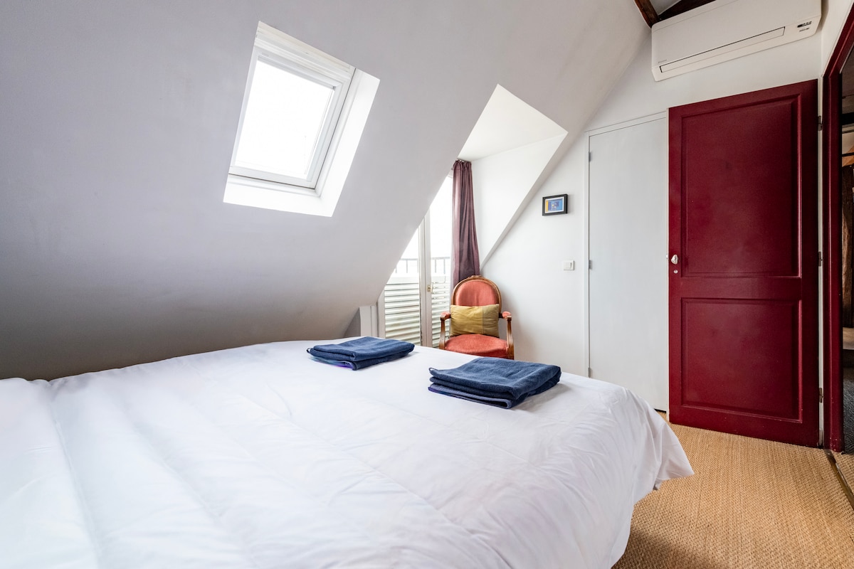 El dormitorio principal ofrece una cómoda cama tamaño queen.