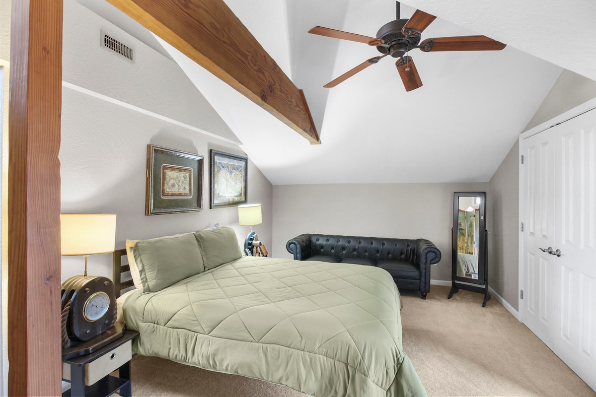 Otvoreni prostor u potkrovlju s pogledom na glavni stambeni prostor. Imajte na umu da nema vrata. Na vrhu stepenica jedna otvorena spavaća soba nalazi se s desne strane, a druga s lijeve strane. 