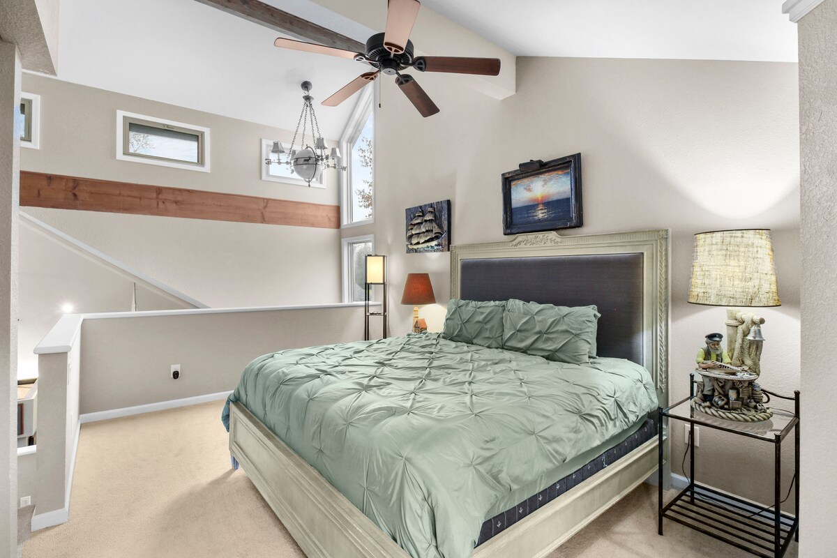 Ova spavaća soba na drugom katu otvorenog je tipa i nema vrata. Na vrhu stepenica nalazi se ova spavaća soba s desne strane, a druga otvorena spavaća soba nalazi se s lijeve strane. Ova soba ima privatnu kupaonicu s WC-om.