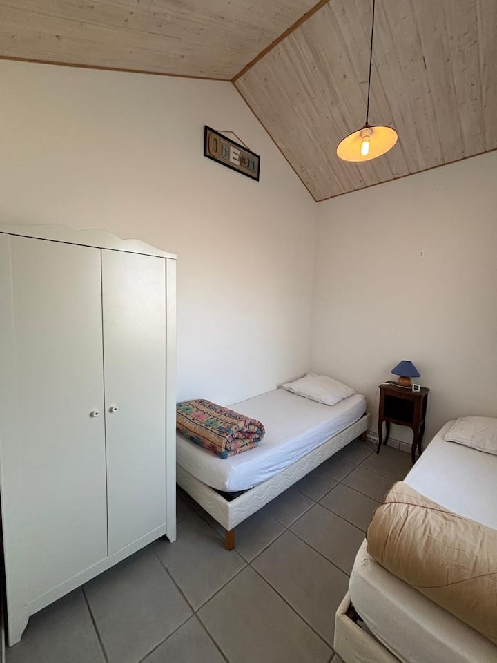 Dos camas individuales de 80x200 y un armario para sus cosas