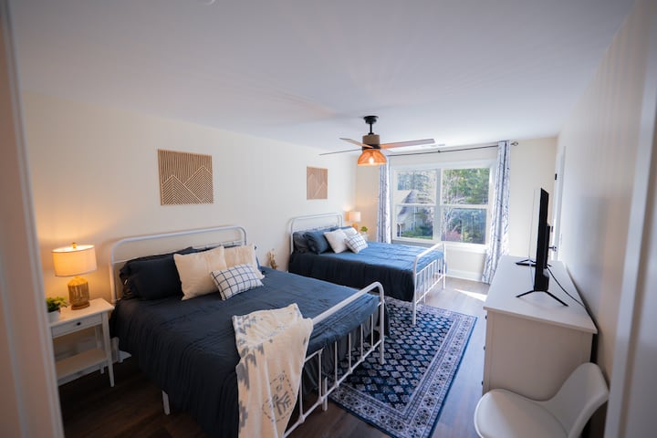 เตียงควีนไซส์สบาย 2 เตียงและทีวีขนาดใหญ่