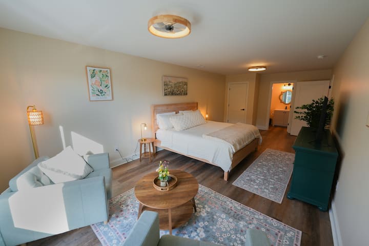 ห้องสวีทคิงไซส์กว้างขวางพร้อมพื้นที่นั่งเล่นที่สบายและห้องน้ำในตัว