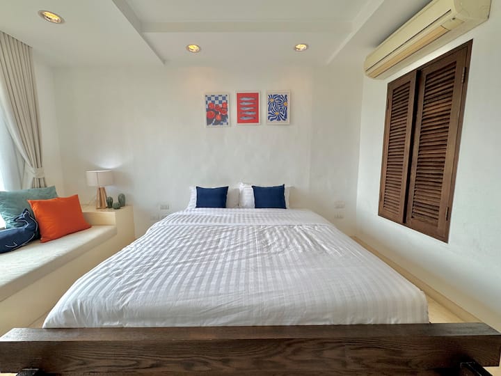 เพลิดเพลินกับห้องนอนใหญ่ที่กว้างขวางพร้อมความนุ่มสบาย
