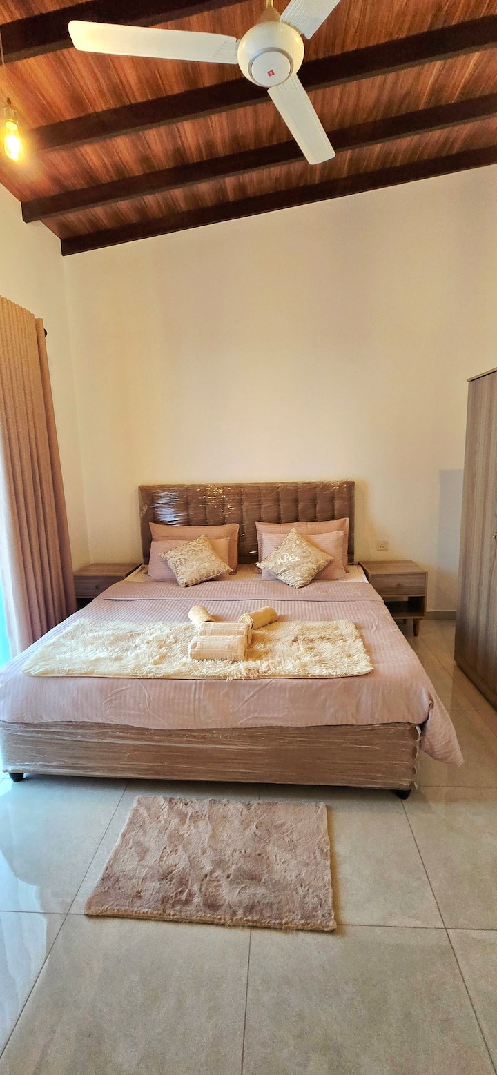 Glavna spavaća soba s bračnim krevetom (king size), ormarom, toaletnim stolićem, držačem za ručnike, WC-om i privatnim balkonom