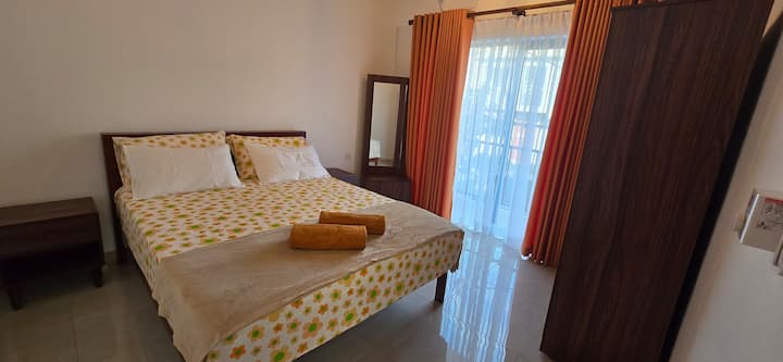 Bračni krevet (širine 150 – 179 cm), toaletni stolić i ormar