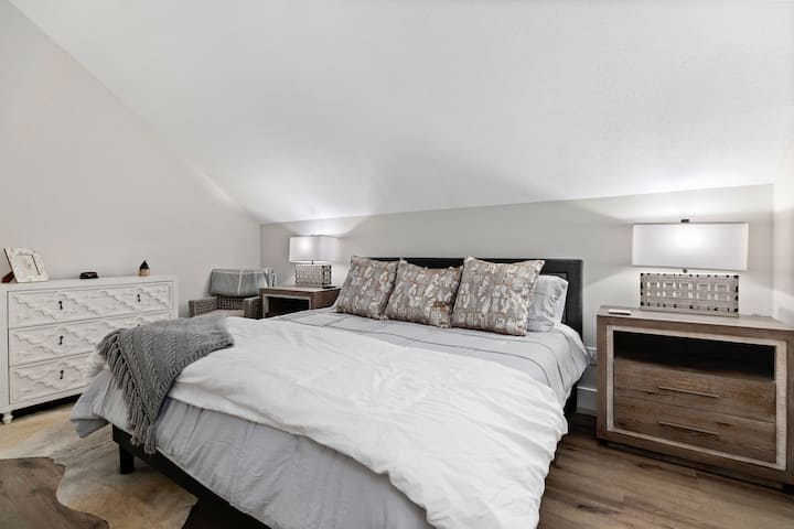 Nivel superior: dormitorio principal con baño adjunto. 