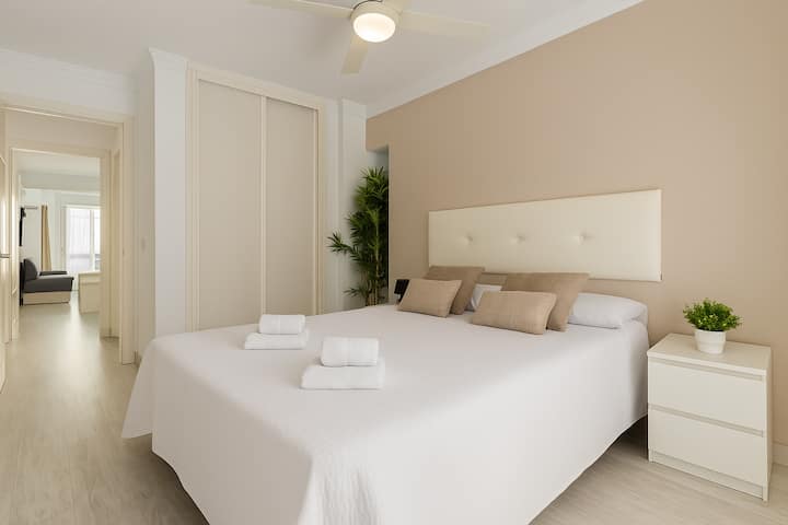 Светла и пријатна спална соба со многу удобен кревет, ѕидови во меки тонови и голем плакар. Декорацијата е уредна и спокојна, создавајќи совршена атмосфера за одмор.