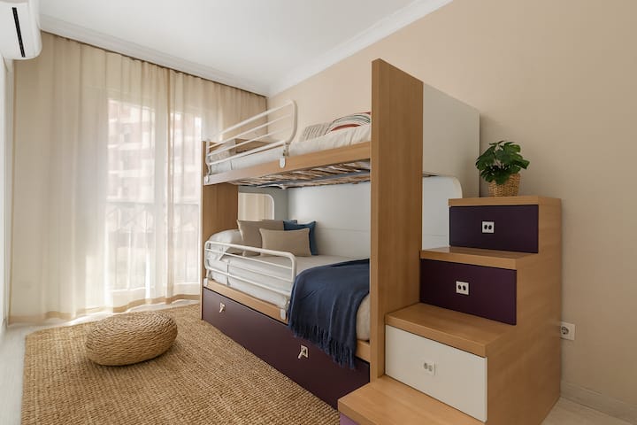 Спалната соба има модерен, функционален и многу светол дизајн, идеален за сместување до три лица благодарение на практичната комбинација на кревет на спрат и кревет на извлекување.
