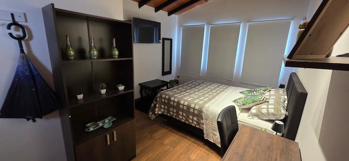 La habitación  y el comedor se encuentra en el 1er piso. Totalmente independiente.