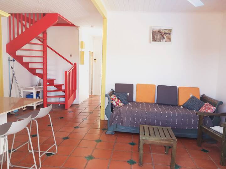 სამზარეულოს გვერდითაა ტერასაზე გამავალი, კარგად განათებული მისაღები ოთახი. აქვეა გასაშლელი სავარძელი და 2 სკამი. ამ სასიამოვნო სივრციდან აუზი და ტერასა იკვეთება.