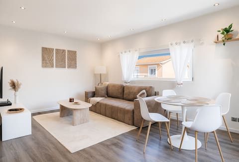 * Elegant * Terrace/Parking/Wifi "5 km Airport"
