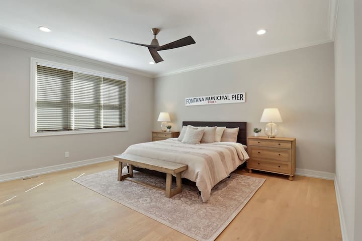 חדר שינה מרווח עם מיטת קינג סייז, ספה נפתחת, טלוויזיה חכמה, חדר ארונות וחדר רחצה צמוד פרטי.