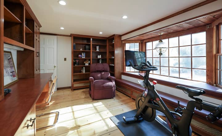 Long Island Nature Retreat + Peloton + Shared Pool - Oyster Bay