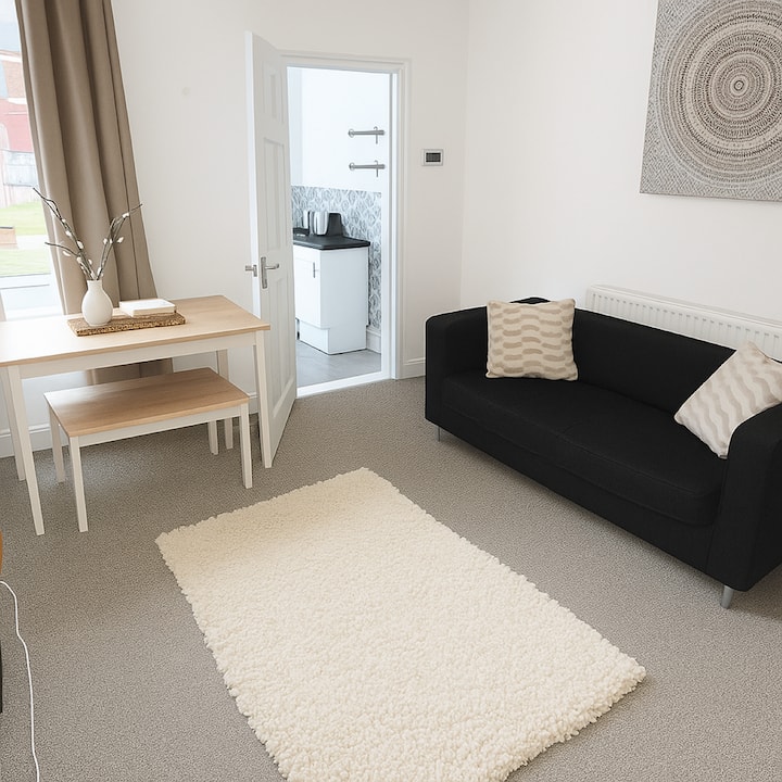 מקום נעים שנועד לנוחות ולחיבור. לב הבית שלכם מסוגנן, מרווח ומלא אור.