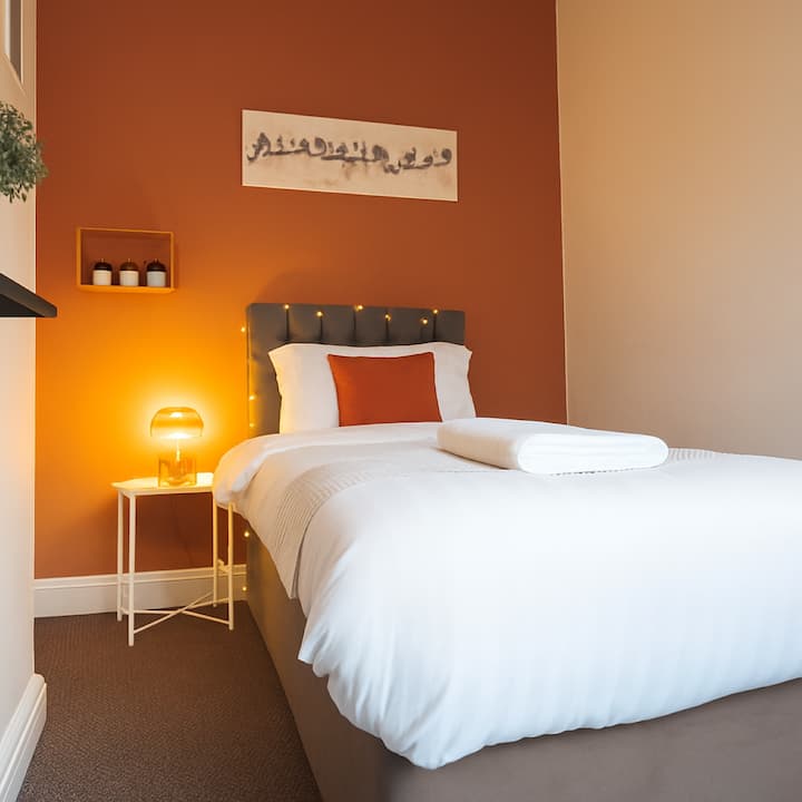 חדר נעים עם גווני אדמה חמימים