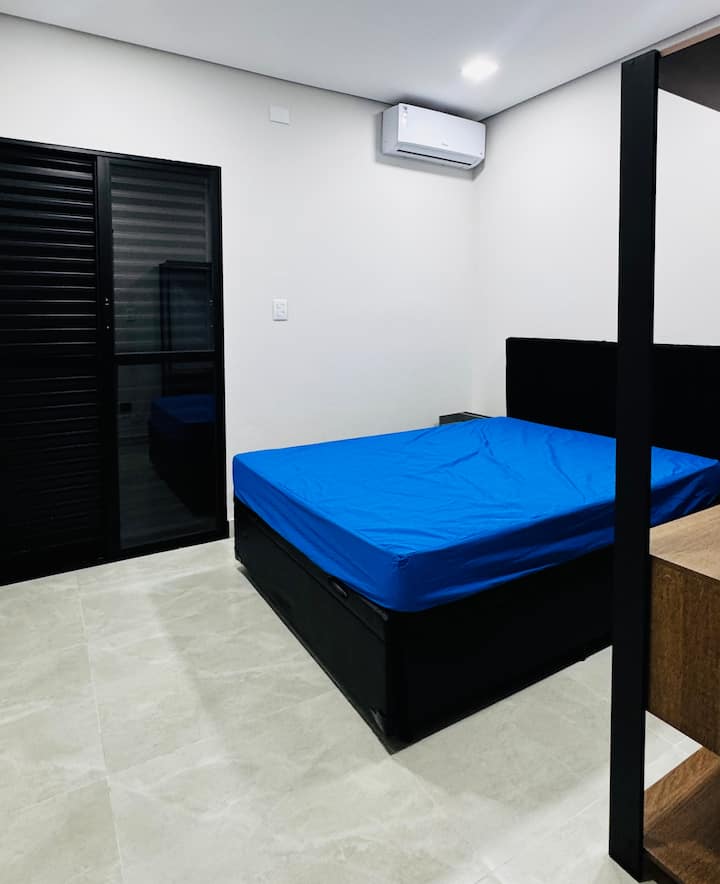 Chumba cha kulala cha watu wawili kwenye ghorofa ya juu, chenye roshani ya kujitegemea na kiyoyozi. Kumbuka: Hatutoi mashuka ya kitanda.