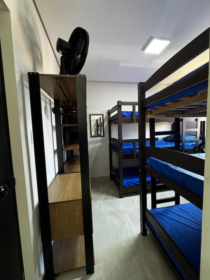 Chumba kimoja kwenye ghorofa ya juu, kilicho na miti 2 na feni 2. Tunatoa mito yenye vifuniko visivyopenyeza maji na mablanketi. 
Kumbuka: Hatutoi mashuka ya kitanda.