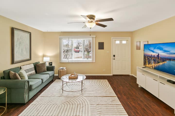 Bright 3 Bedroom Family Retreat With Fenced Yard! - Waukegan, IL