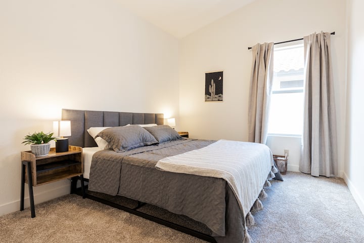 Quarto confortável e calmante, iluminação suave e decoração neutra. A grande janela traz luz natural, e as cortinas blackout ajudam você a se acomodar para uma noite de sono tranquila.