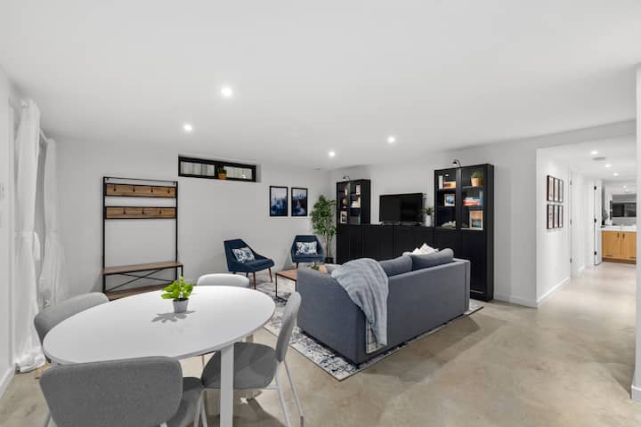 Modern Industrial Suite In Lynn Valley - North Vancouver