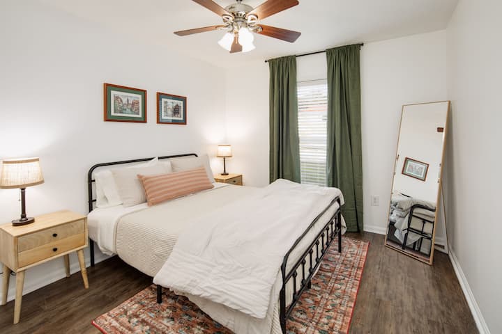 בחדר השקט והנוח הזה יש מיטת קווין סייז ומיטת קמפינג נשלפת המאוחסנת בנוחות בארון, שניתן להציב בכל אחד מהחדרים האחרים לפי הצורך.