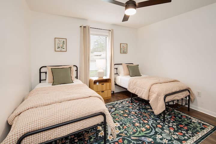 מקום מקסים ונעים, המשלב סגנון ונוחות. וילונות האפלה בחדר מבטיחים שינה רגועה לכל האורחים!