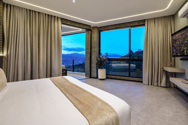 Iconic Villa • Club • Pool • View• 15 Min Provenza