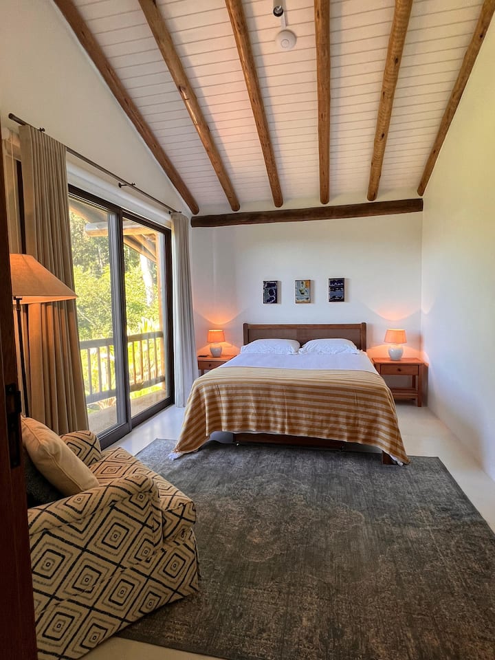 Под леглото има 1 единично разтегателно легло на дървена рамка с колела.