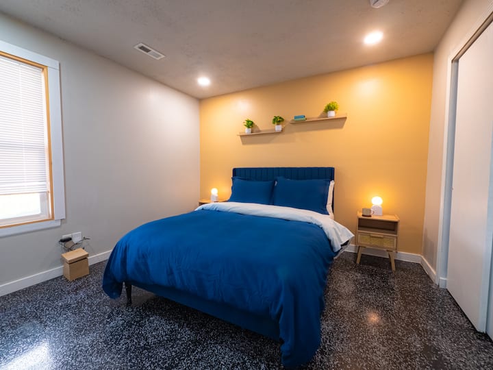 พระอาทิตย์ตกดินและคุณเปิดโคมไฟข้างเตียงสีอ่อน ผนังสีแทนให้ความรู้สึกอบอุ่นและเป็นกันเอง คุณหลับสนิทบนเตียงควีนไซส์และตื่นขึ้นมาพร้อมความรู้สึกสดชื่น