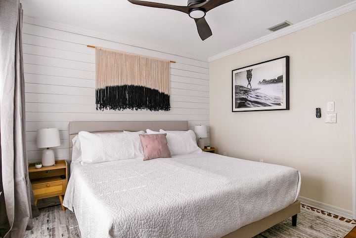 Drugi kat, spavaća soba za goste: veliki bračni krevet za 2 osobe s izlazom u zajedničku kupaonicu u hodniku. 