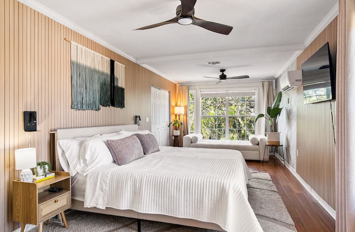 Drugi kat, glavna spavaća soba: bračni krevet (širine 180 – 200 cm) za 2 osobe, s dnevnim krevetom na razvlačenje za 2 osobe.