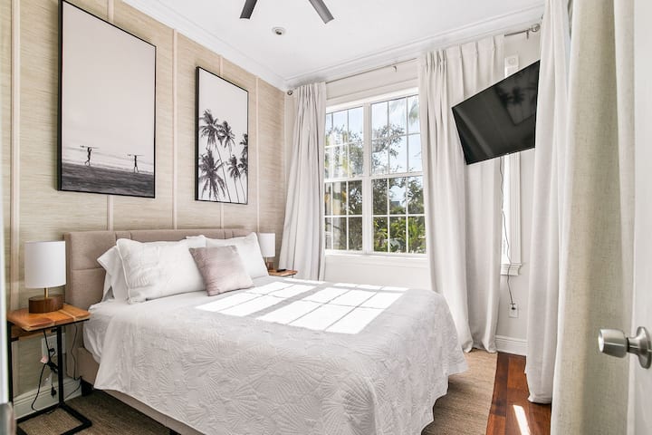 Spavaća soba s bračnim krevetom (širine 150 – 179 cm) na 1. katu.