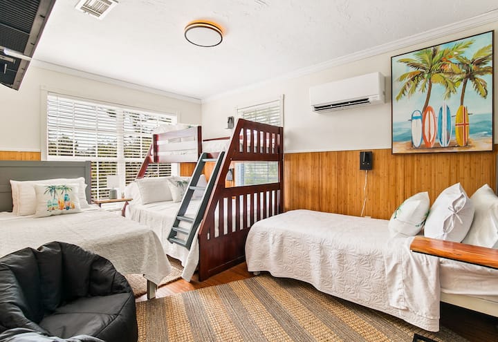 Drugi kat, spavaća soba za goste: tri zasebna kreveta i jedan bračni krevet. Može spavati 5 osoba