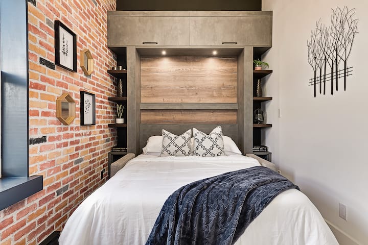 เตียงเมอร์ฟี่ย์ดึงลงได้ง่ายเพื่อสร้างพื้นที่นอนที่สะดวกสบายในเวลากลางคืนในขณะที่ยังคงพื้นที่สว่างและเปิดโล่งในช่วงกลางวัน