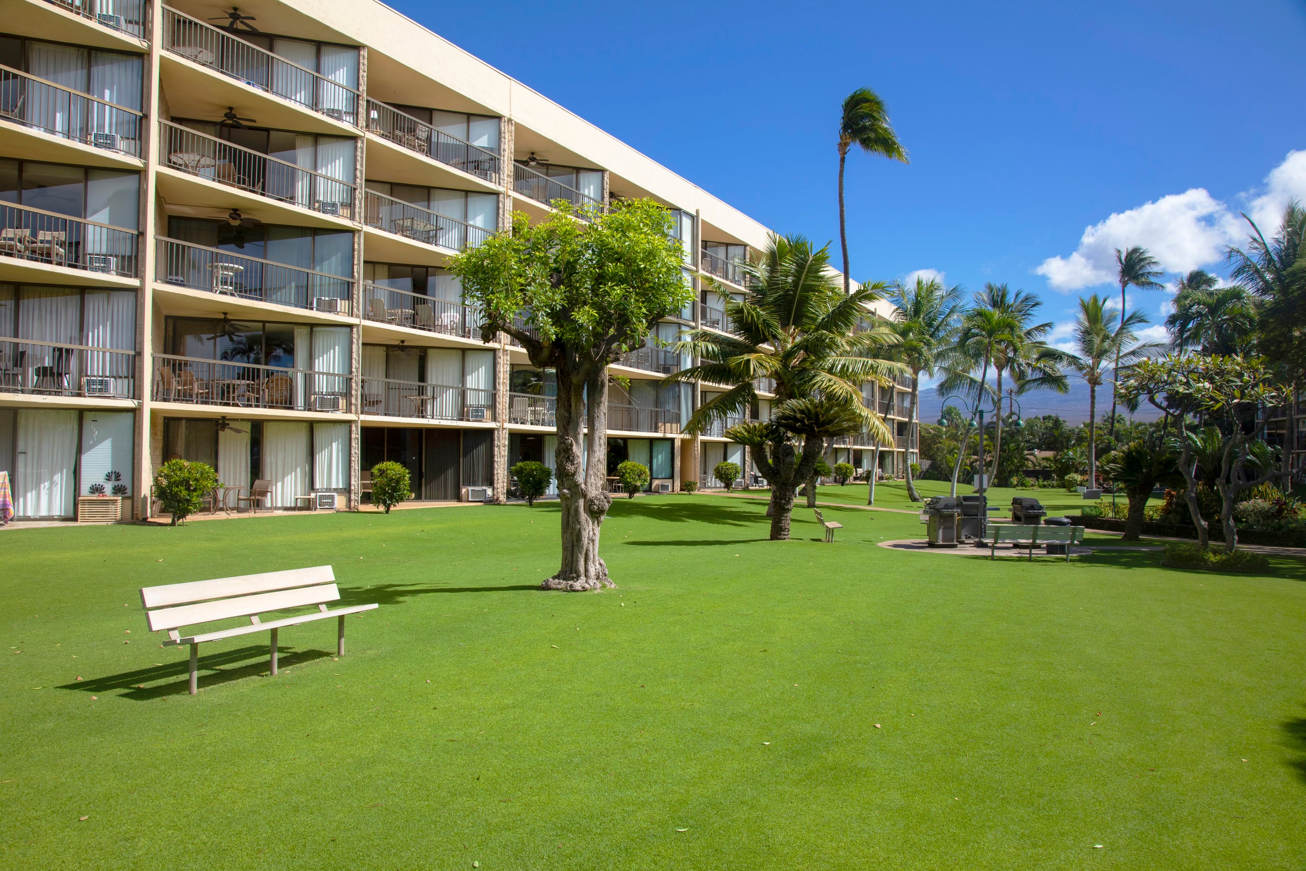 Island condo w/ beach access & pool - Image 31