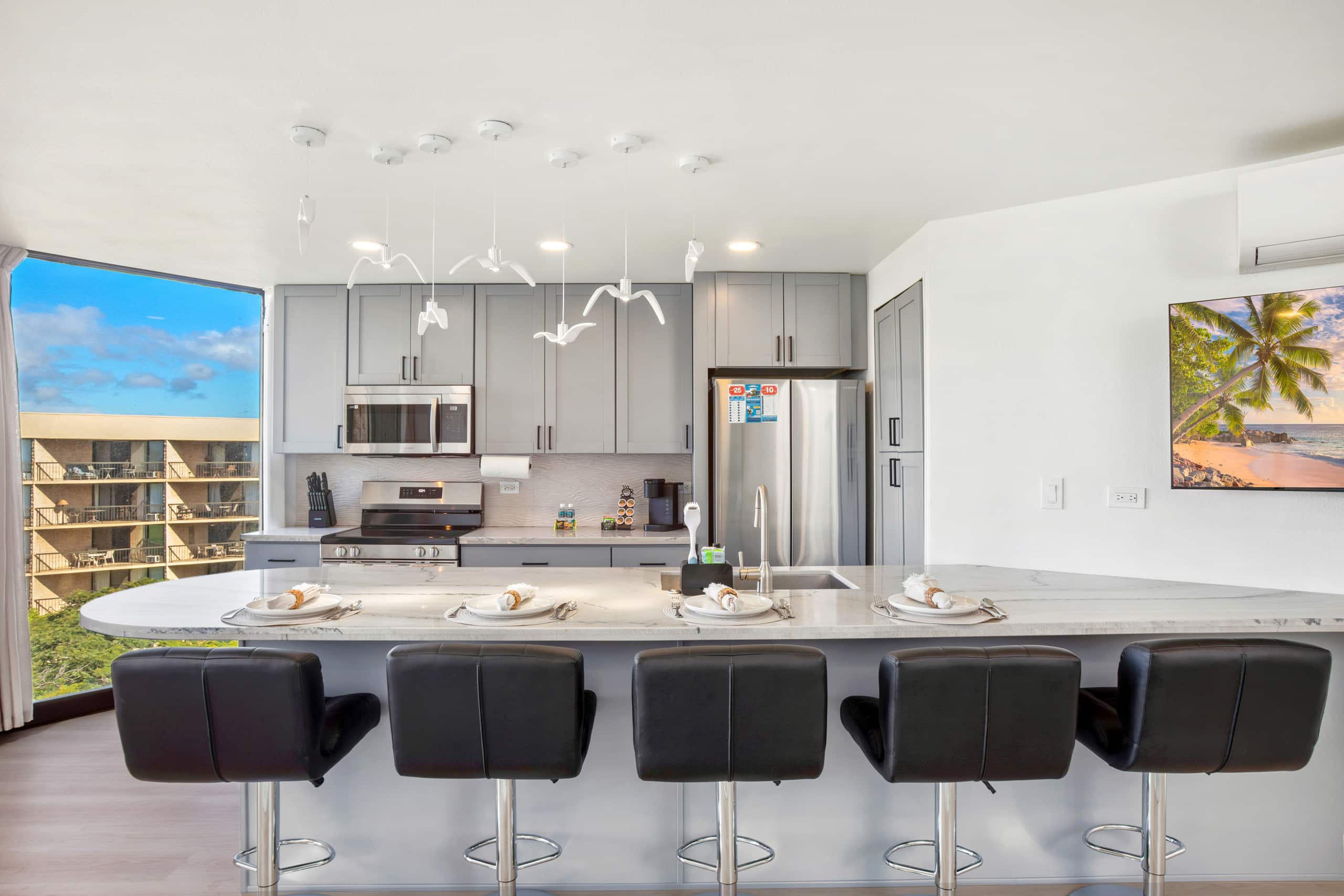 Island condo w/ beach access & pool - Image 11